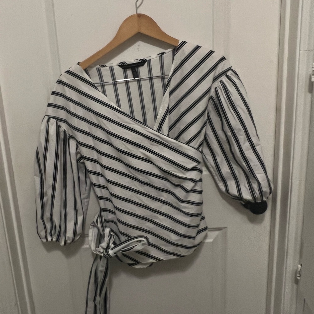 White House Black Market Wrap around blouse Sz Small PreOwned 19 inches p2p